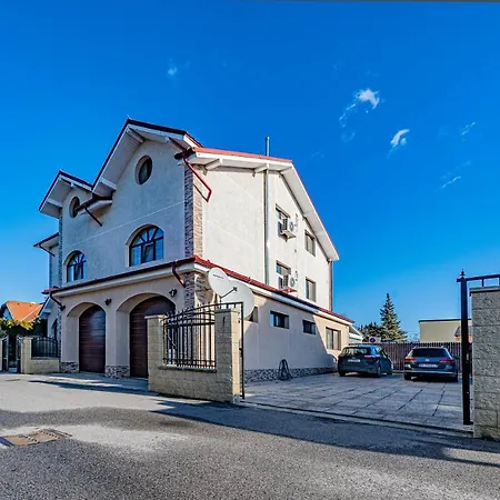 בית הארחה Pension Onix Vienna Airport Maria Ellend